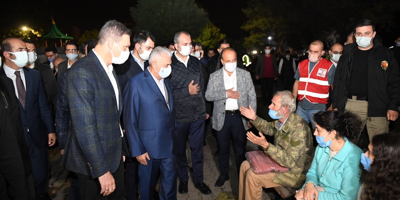 İzmir'de bulunan bakanlar vatandaşlarla görüştü