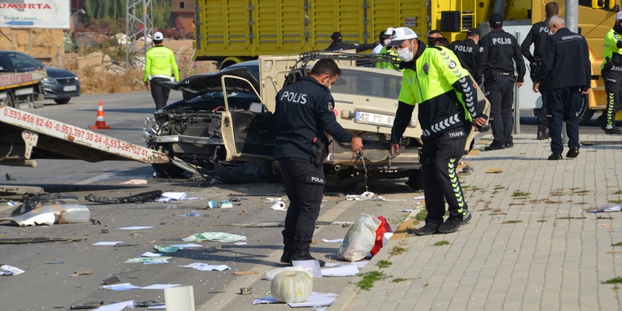 Konya plakalı iki otomobil Karaman'da çarpıştı! Ölümden döndüler