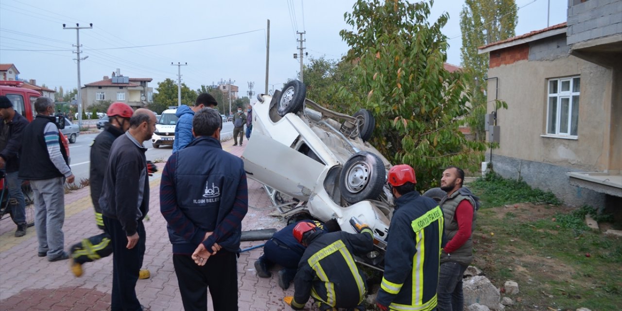 Konya'da traktörle çarpışan otomobil bahçe duvarına devrildi! Yaralıları araçtan itfaiye çıkardı