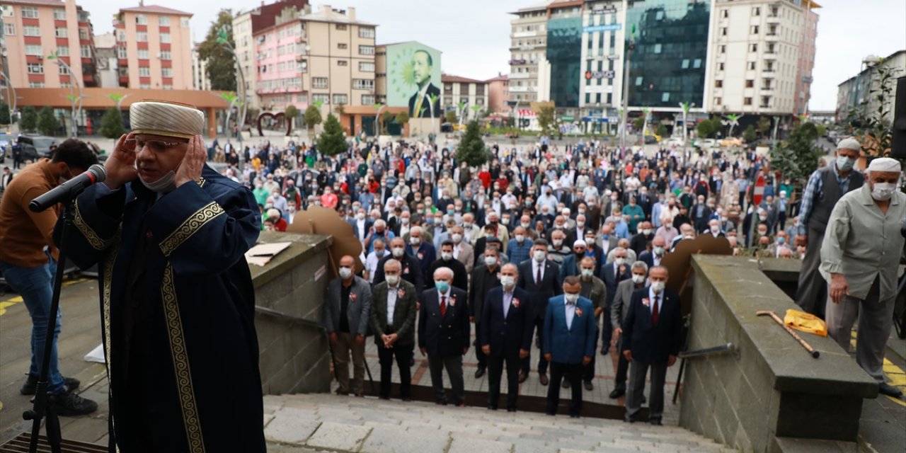 Eski başbakanlardan Mesut Yılmaz için memleketi Rize'de gıyabi cenaze namazı kılındı.