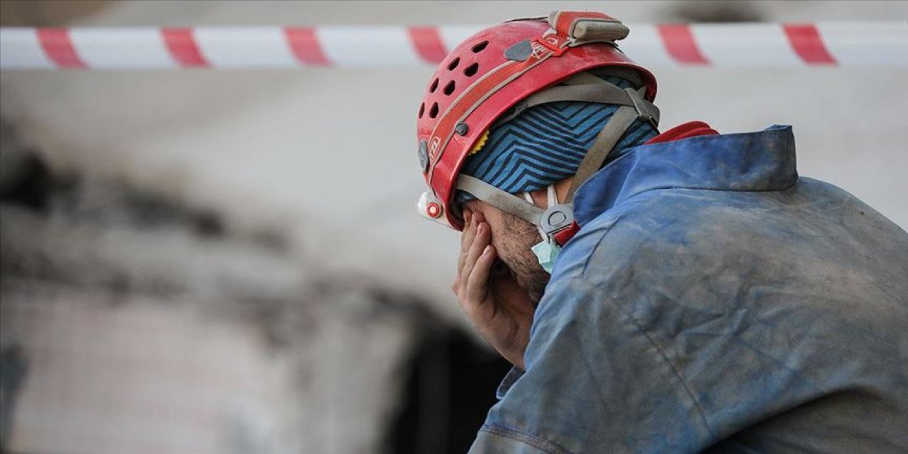 Enkazdan cenazeler çıktıkça gözyaşlarına boğuldu
