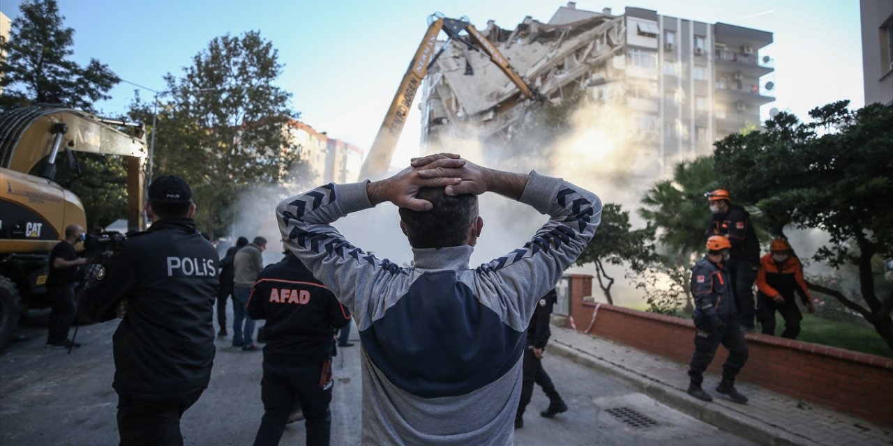 İzmir'deki depremde bir kısmı yıkılan Karagül Apartmanı kontrollü olarak yıkıldı