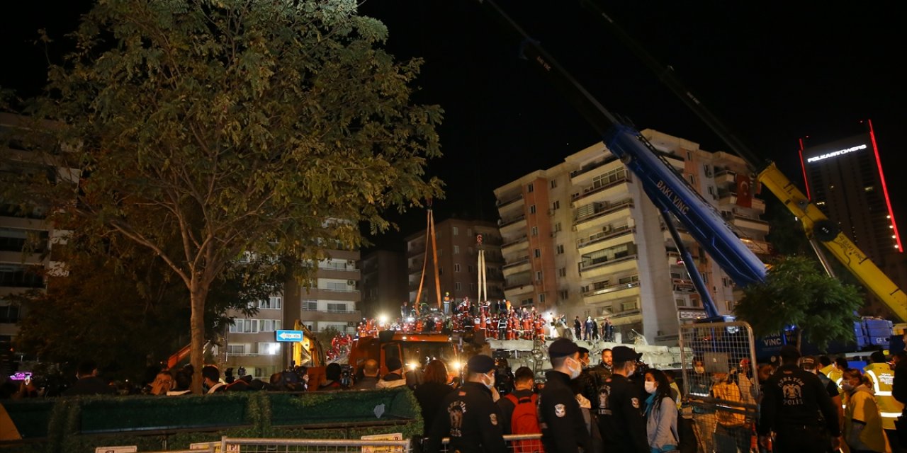 İzmir'de yıkılan binalarla ilgili 9 kişi gözaltına alındı