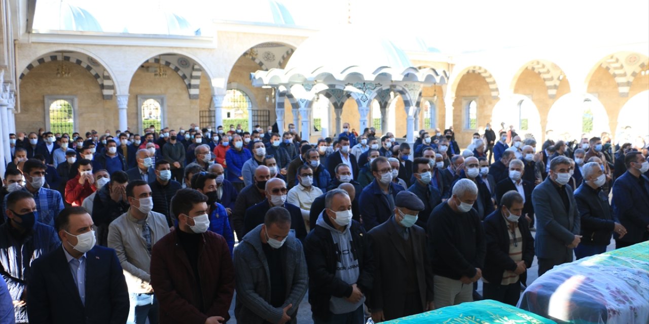 İzmir'deki depremde hayatını kaybeden anne ve kızı, Manisa'da toprağa verildi