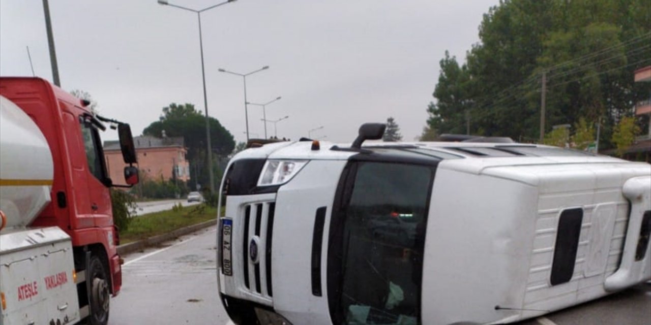 Minibüs devrildi, 2 özel harekat polisi yaralandı