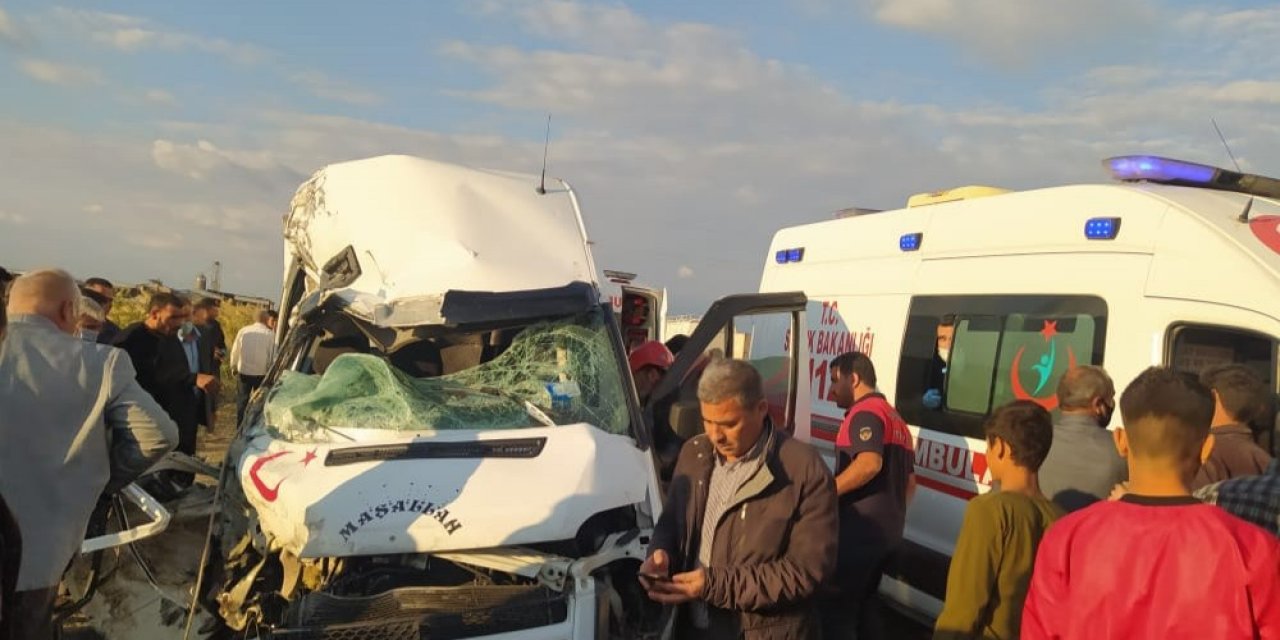 Minibüs ile tır çarpıştı: 1 ölü, 8 yaralı
