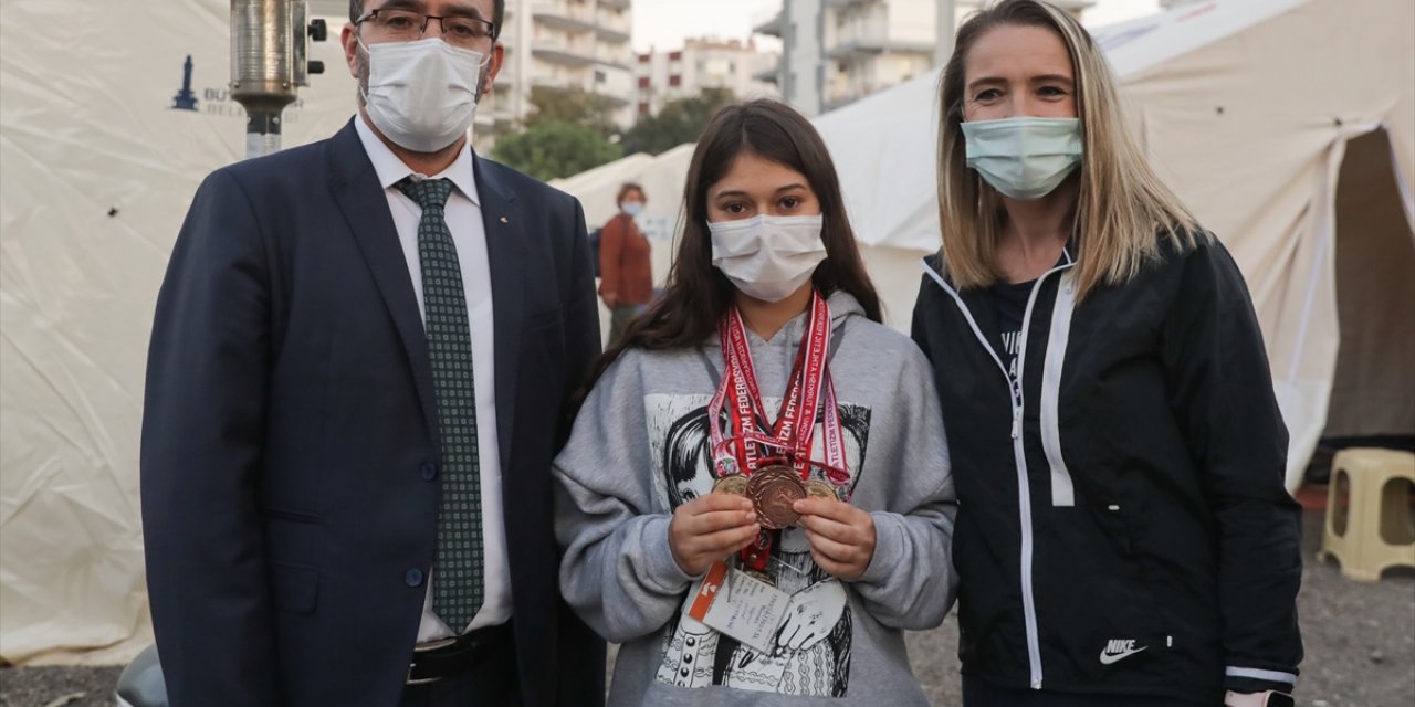 Şampiyon depremzede "yeni" madalyalarını gözyaşlarıyla teslim aldı