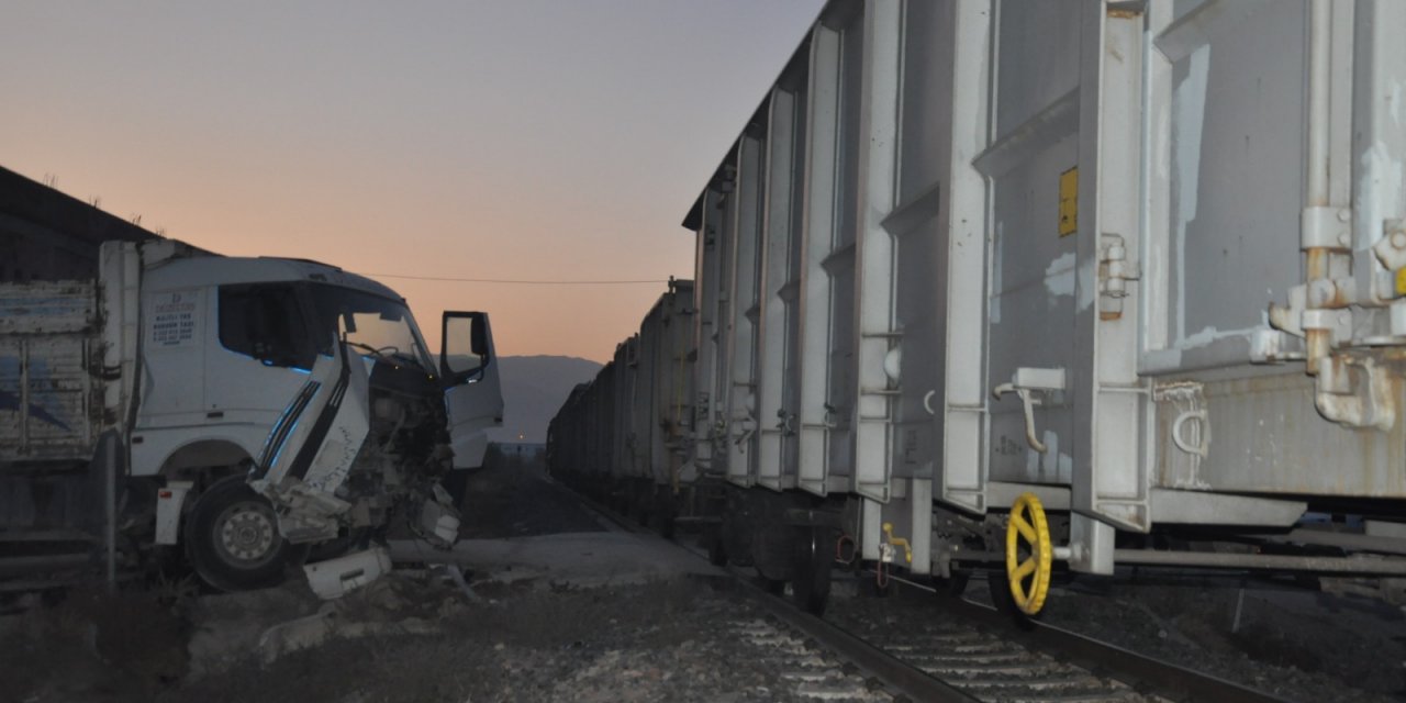 Konya’da tren kazası! Kamyon hemzemin geçitte trenle çarpıştı