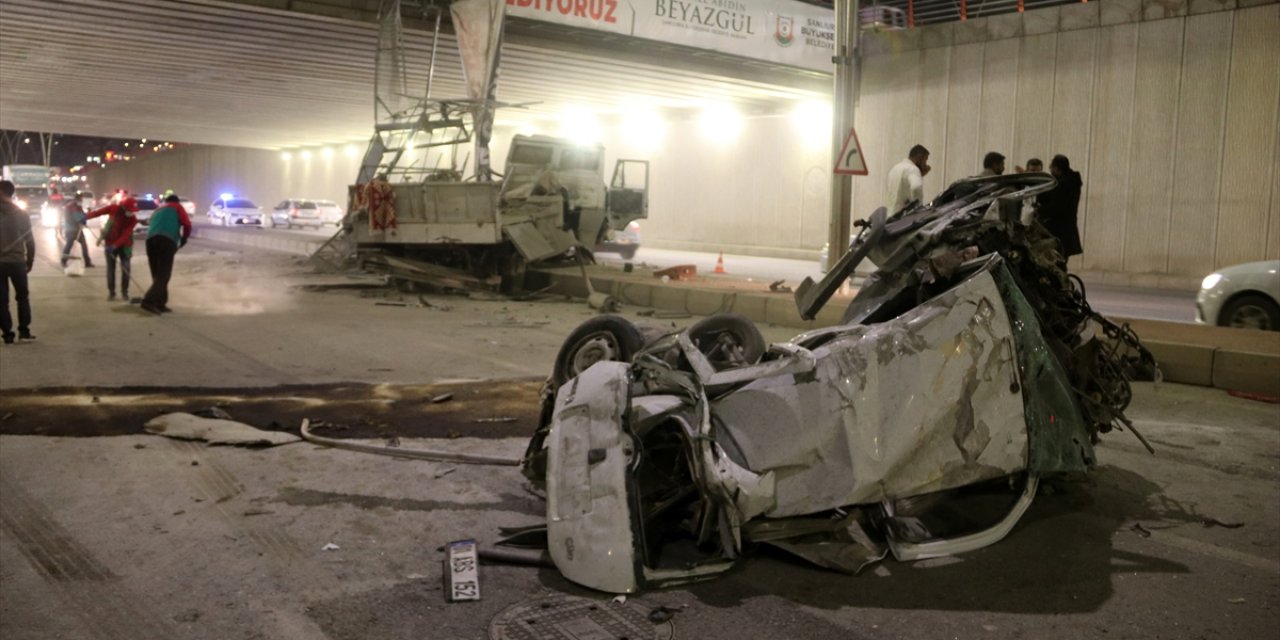 Feci kaza! Çarpışan araçlar üst geçitten düştü