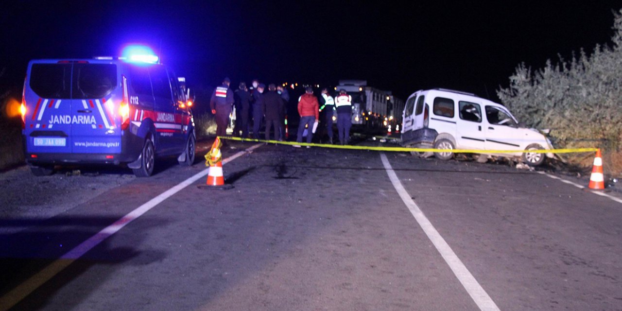 Ambulansı sollamaya çalışan otomobil karşı yönden gelen kamyonetle çarpıştı: 4 ölü, 3 yaralı