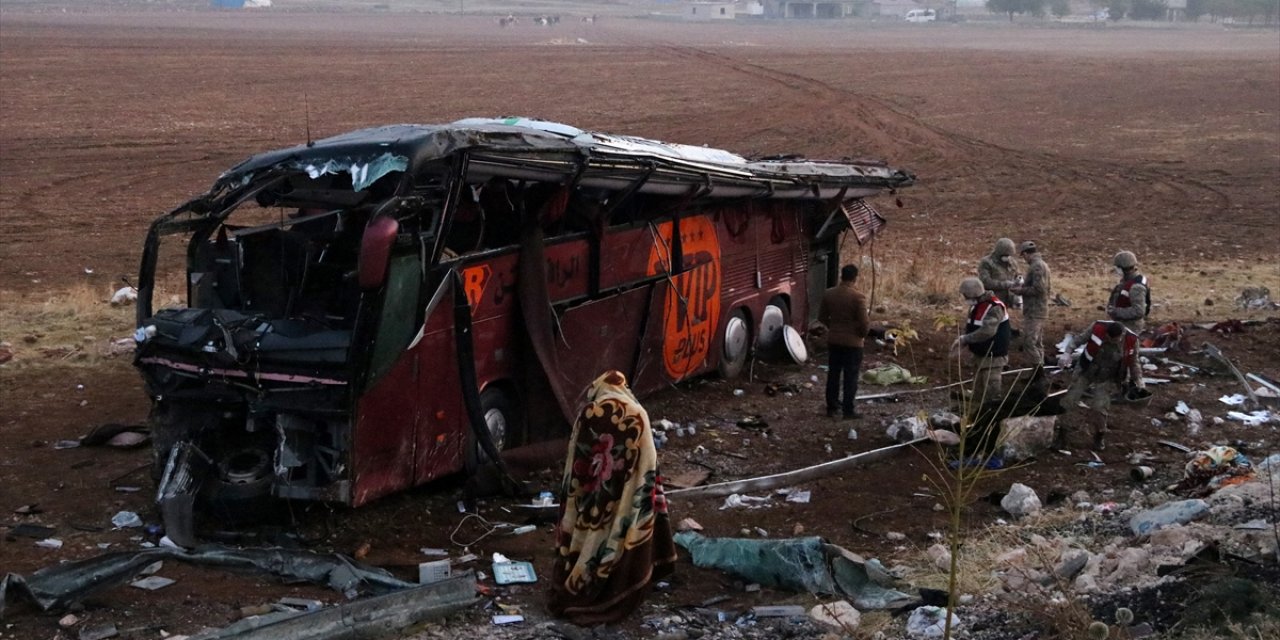 Yolcu otobüsü devrildi: Ölü ve yaralılar var