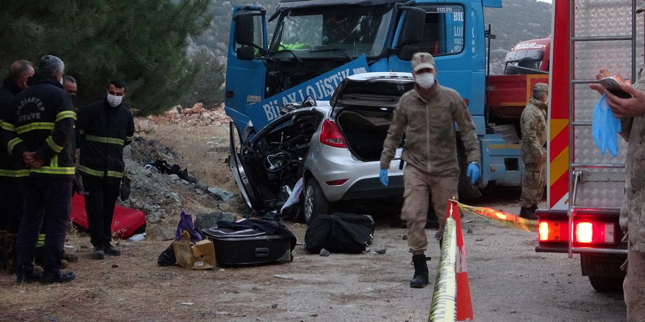 Kaza yerinde yardım için duran gençler, hayatlarının şokunu yaşadı