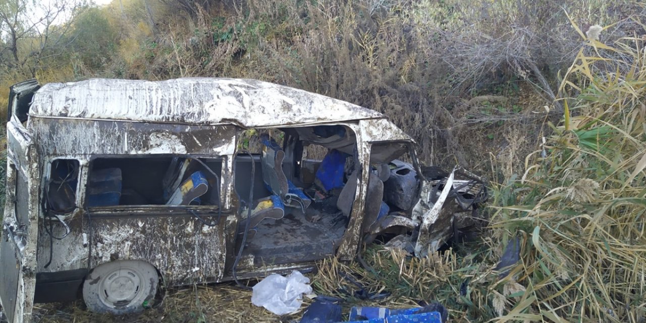 Feci kaza! Sığınmacıları taşıyan minibüs devrildi: 2 ölü, 22 yaralı
