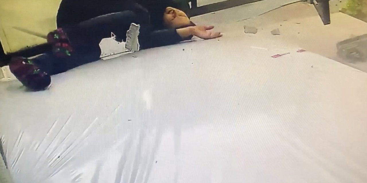 Cam silerken 3. kattan süngerlerin üzerine düştü I VİDEO