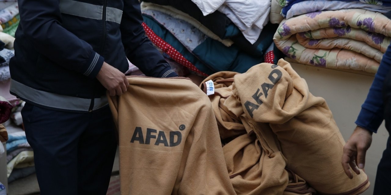 Depremzedeler için getirilen battaniyeleri satarken yakalandılar