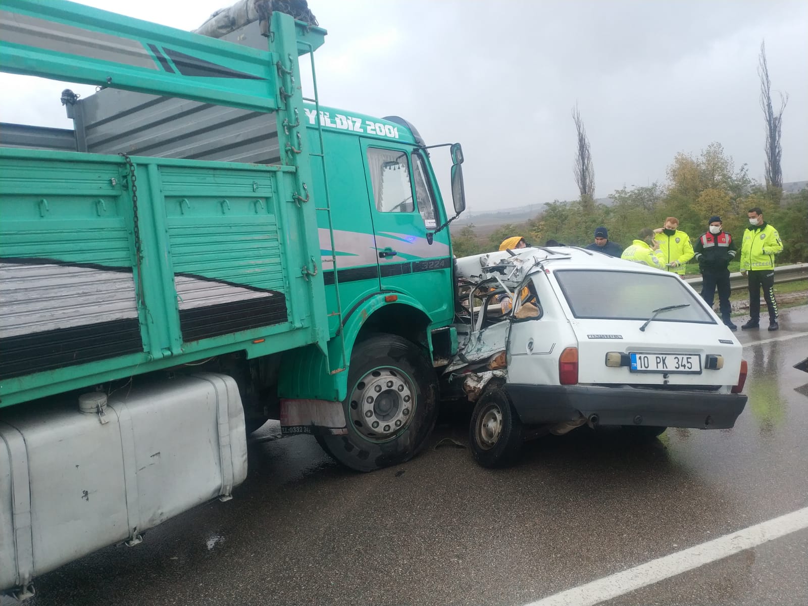 Konya plakalı kamyon kaza yaptı: 1 ölü, 1 yaralı