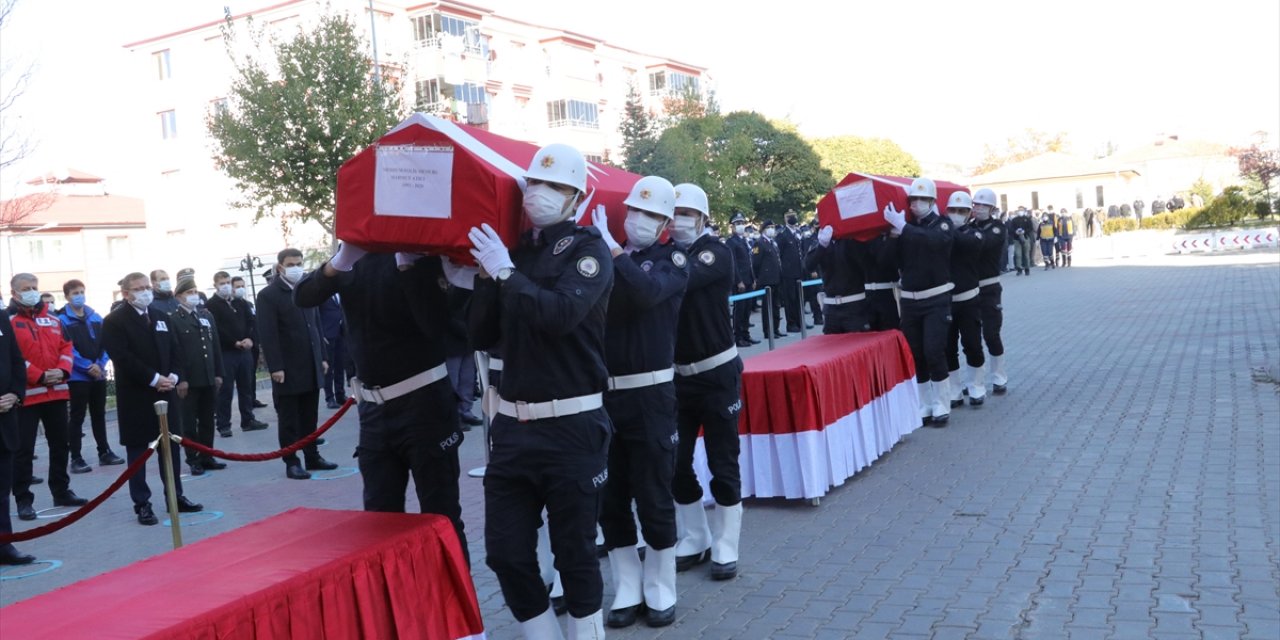 Trafik kazasında hayatını kaybeden polislerin cenazeleri törenle memleketlerine uğurlandı