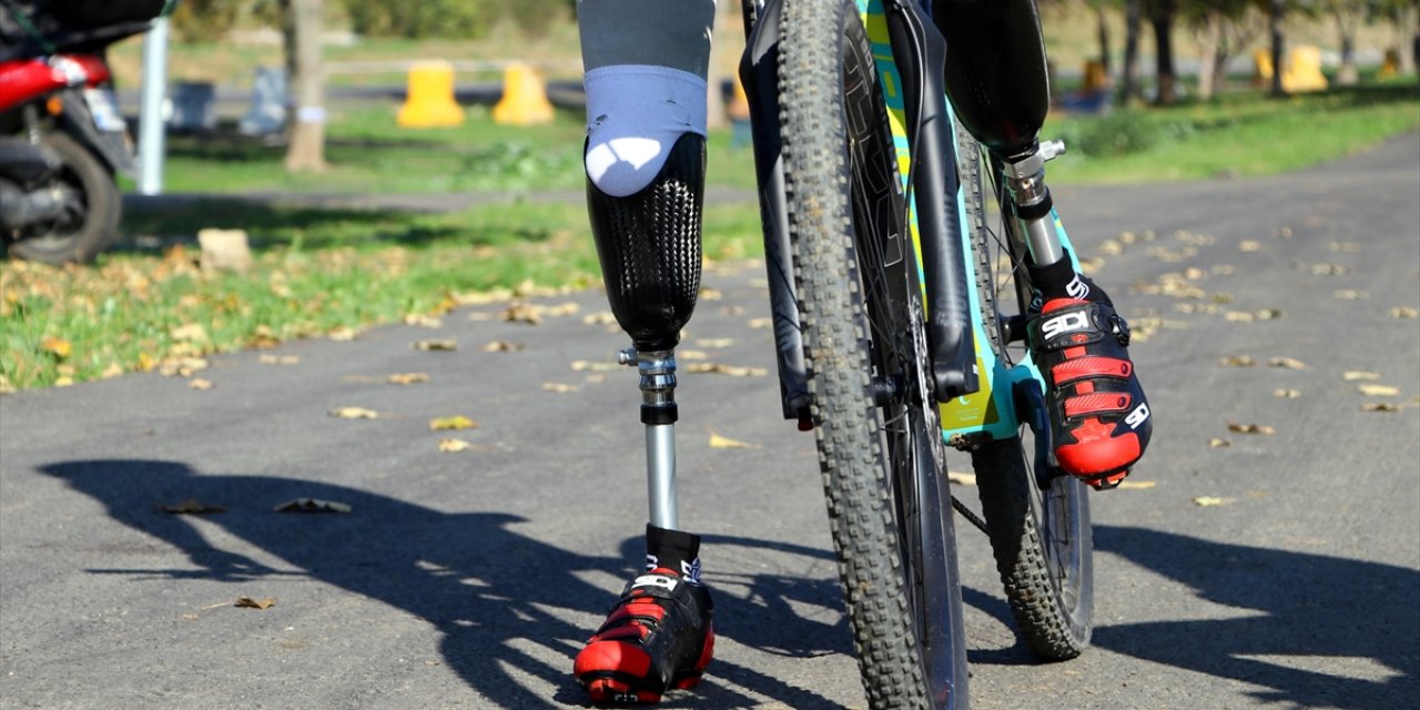 Kazada iki ayağını kaybeden bisikletçinin azmi örnek oldu! Hedefi milli takım