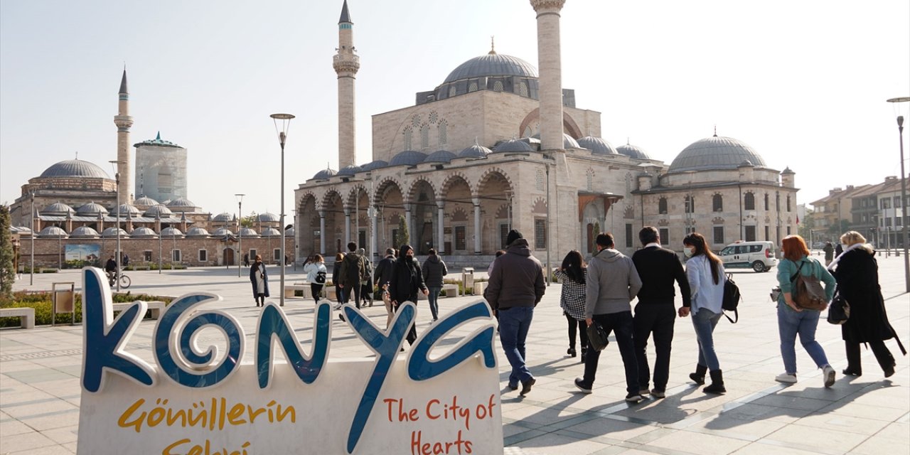 Konya'ya gelen Keçiörenliler Hoşgörü Günü'nde Mevlana Türbesi'ni gezdi