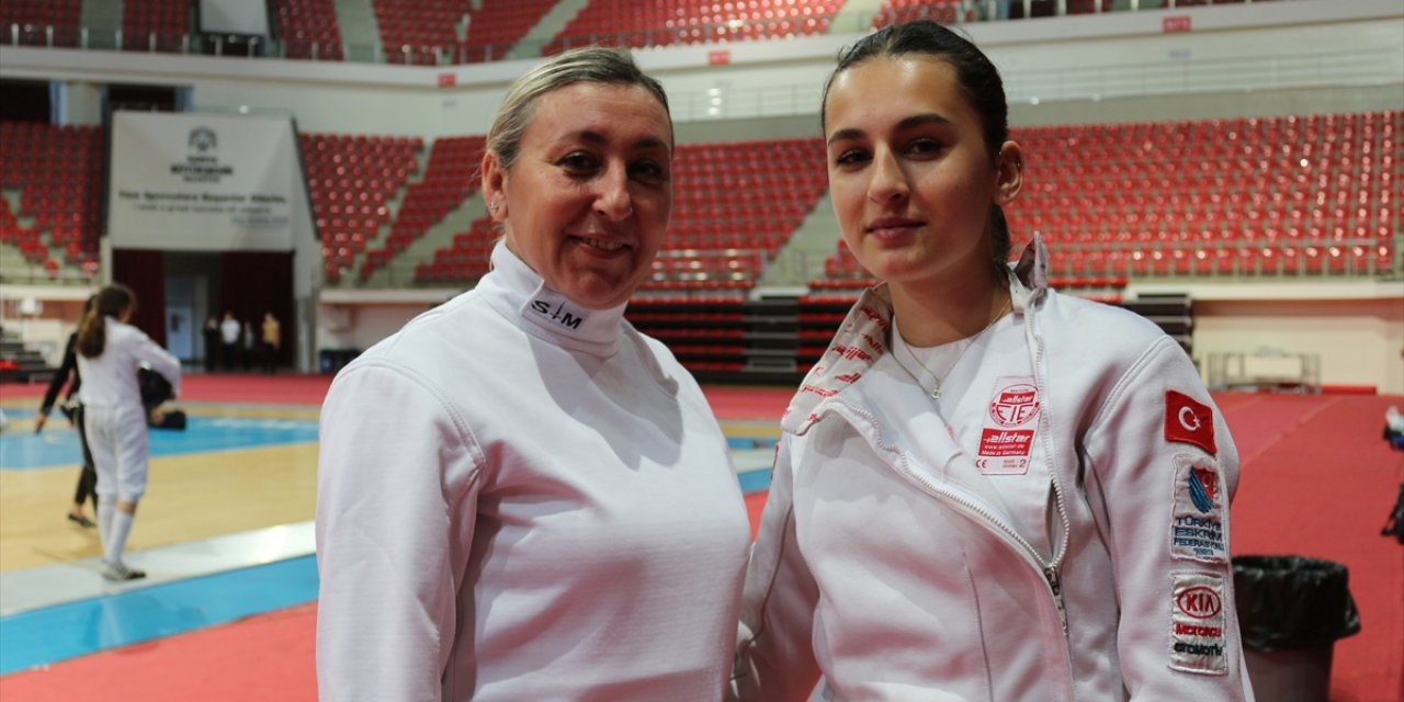 Milli eskrimci kızından etkilenen Konyalı fizik öğretmeni anne aynı spora başladı