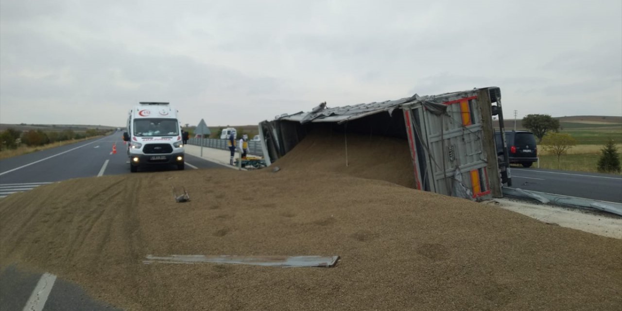 Konya'da kontrolden çıkan tır devrildi, tonlarca buğday yere saçıldı