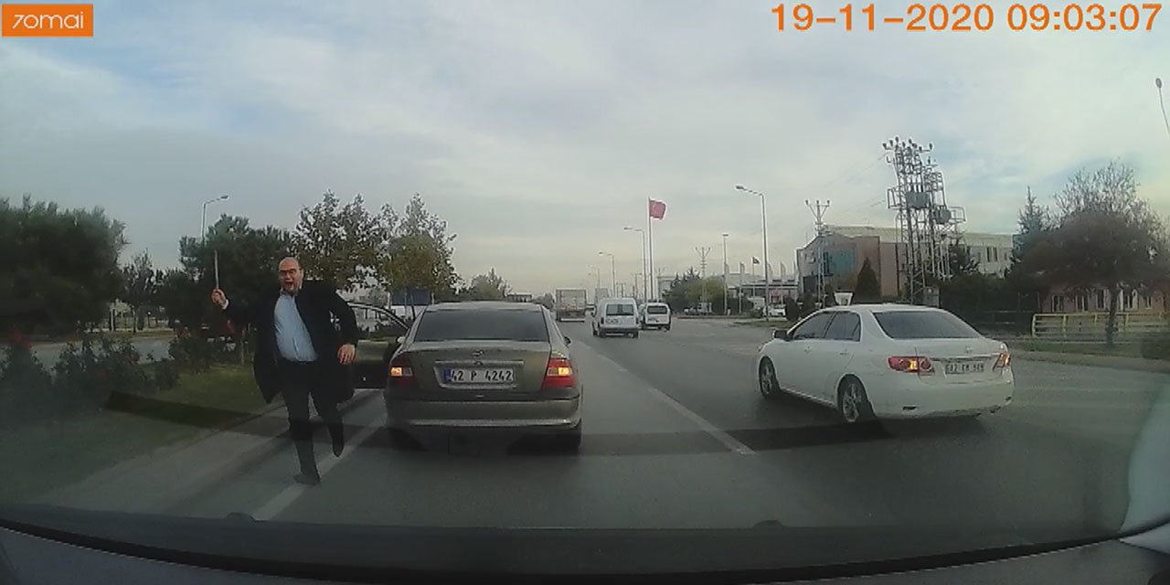 Görüntü Konya trafiğinden! Selektör yapan sürücüye böyle saldırdı