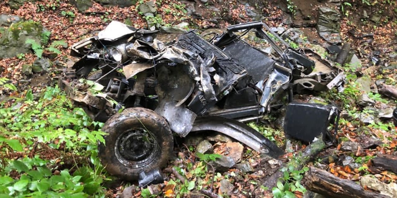 400 metrelik uçuruma yuvarlanan kamyonetten yaralı çıktılar