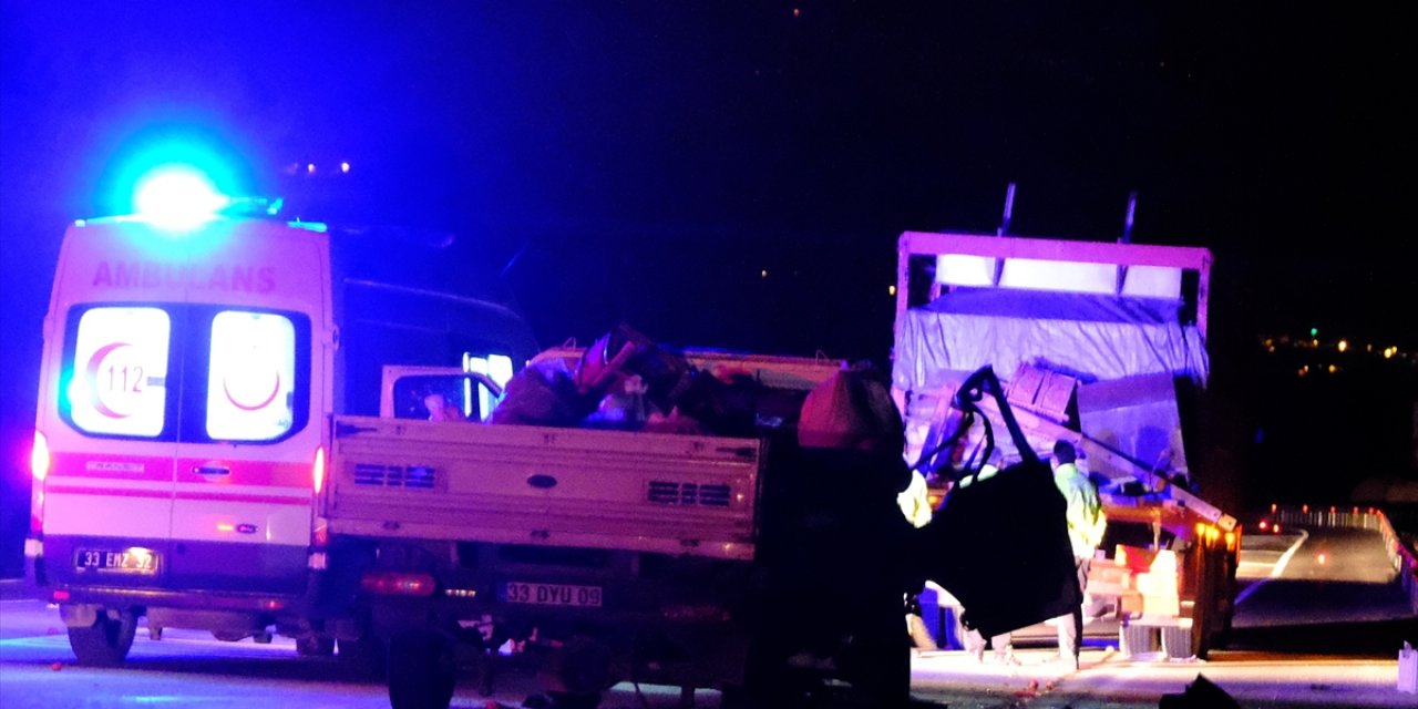 Kamyon ile kamyonet çarpıştı: 2 ölü, 2 yaralı