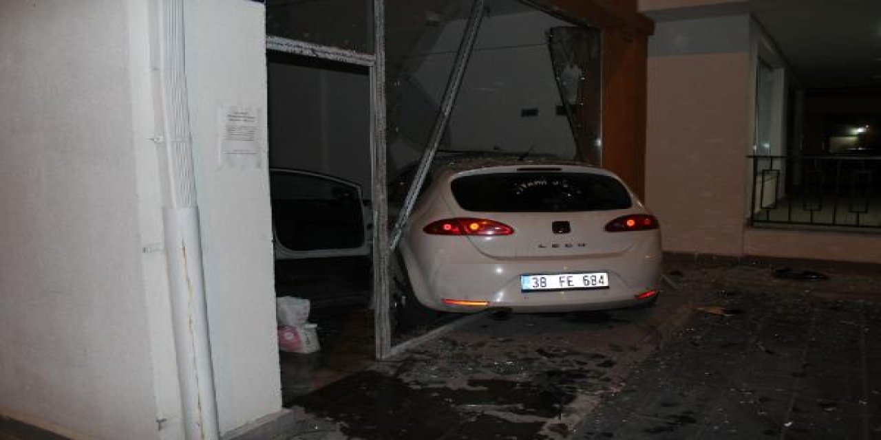 İki otomobil çarpıştı, biri dükkana girdi: 6 yaralı