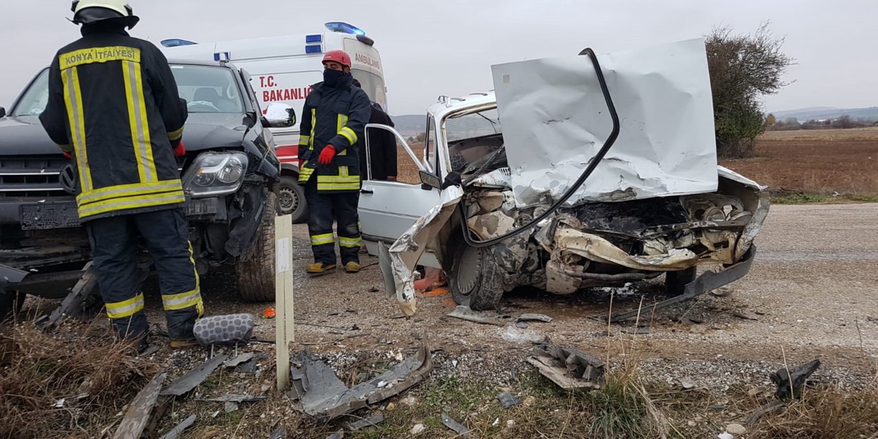 Konya'da kamyonetle otomobil çarpıştı: 1 ölü, 2 yaralı