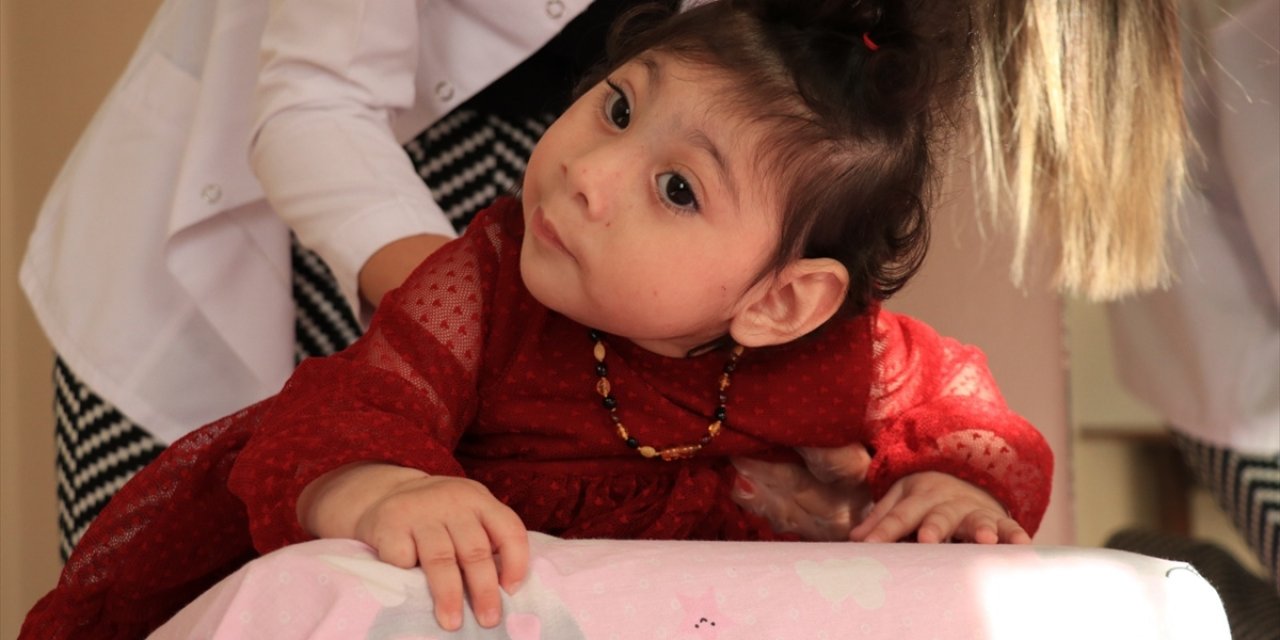 1,5 saat yaşar denilirken şu anda 1,5 yaşında! Ailesi mucize bebek Elif'in yürüyeceği günü bekliyor