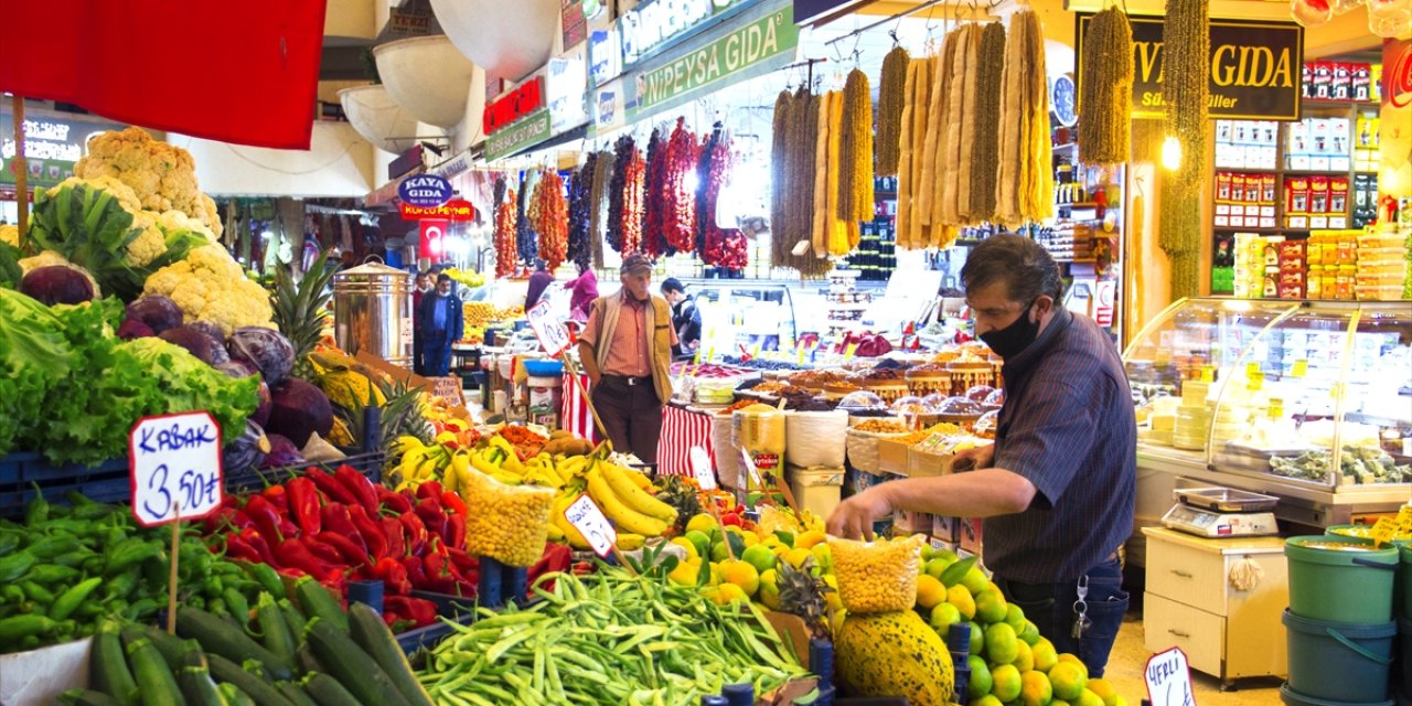 Konya'da rengarenk tezgahlarıyla asırlık Kadınlar Pazarı'na sonbahar uğramadı