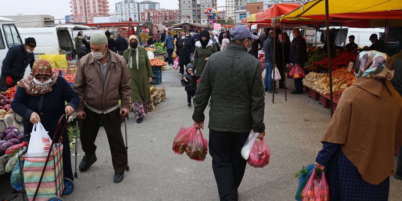 Konya'da sokak kısıtlamasına saatler kala pazar yerlerindeki yoğunluk dikkat çekti
