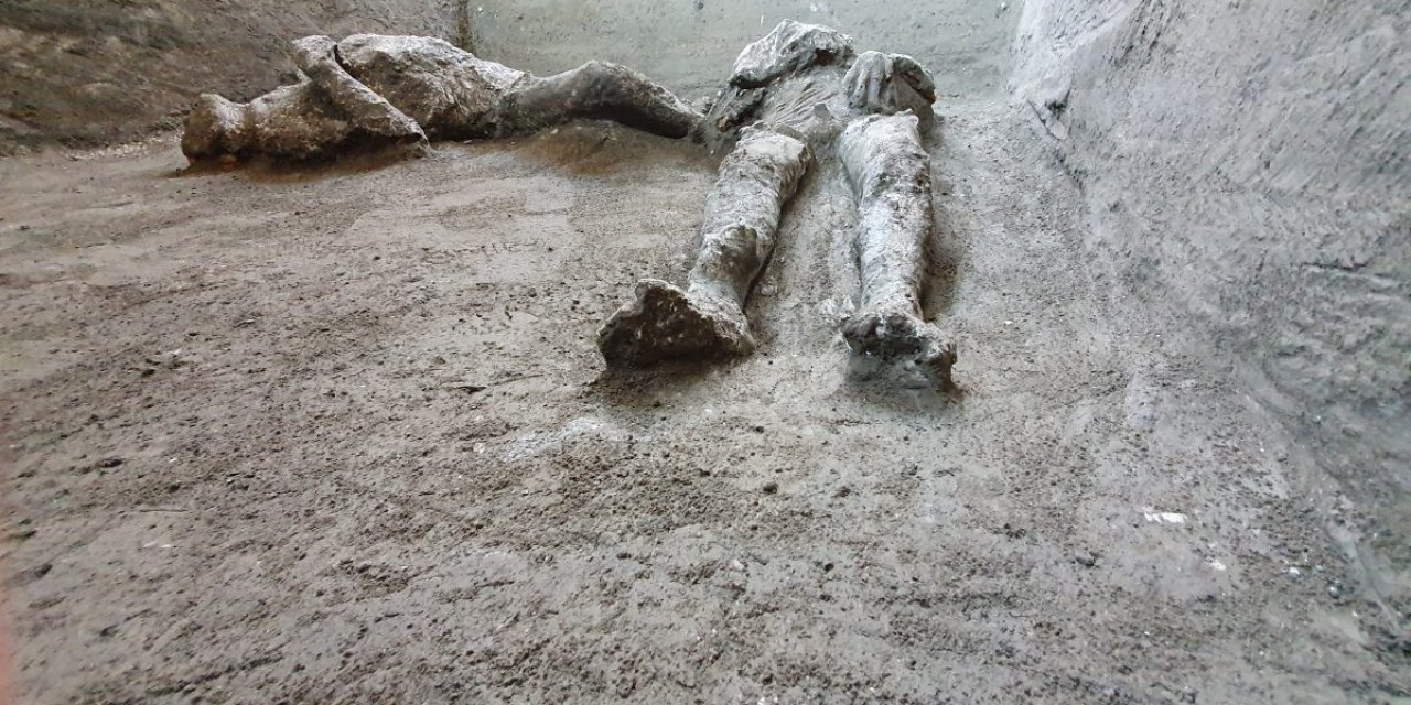 Pompei'deki büyük felaketten kaçmaya çalışırken kül olan 2 insan bedeni bulundu