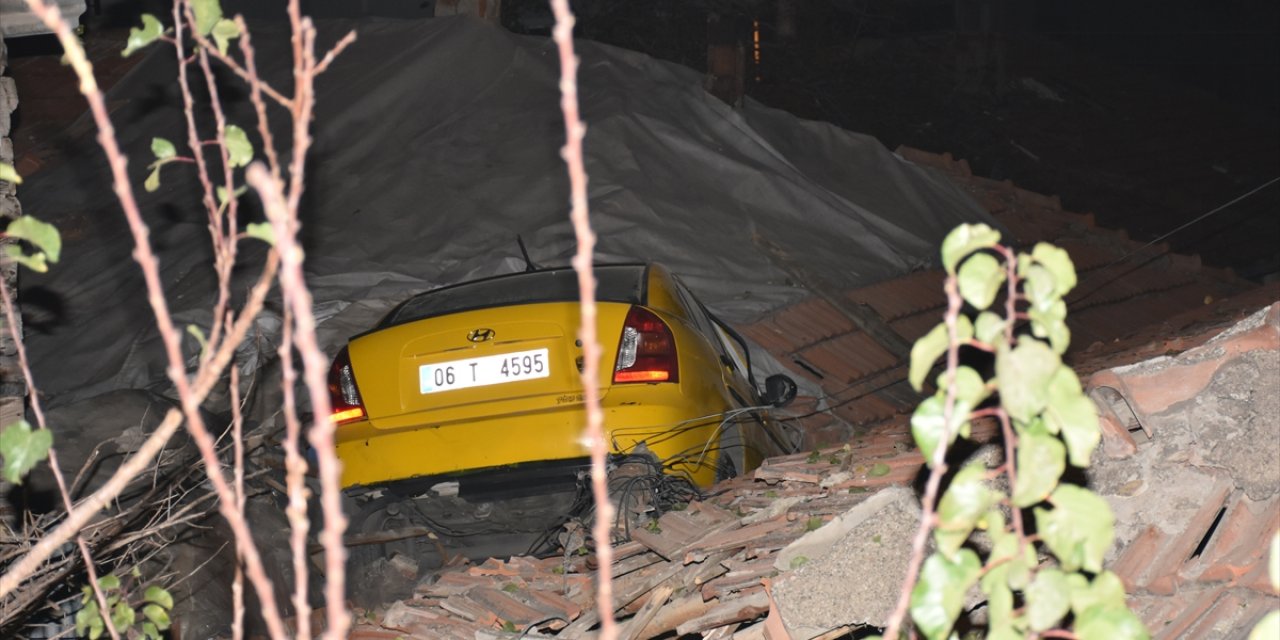 Taksi evin çatısına devrildi: 1 yaralı