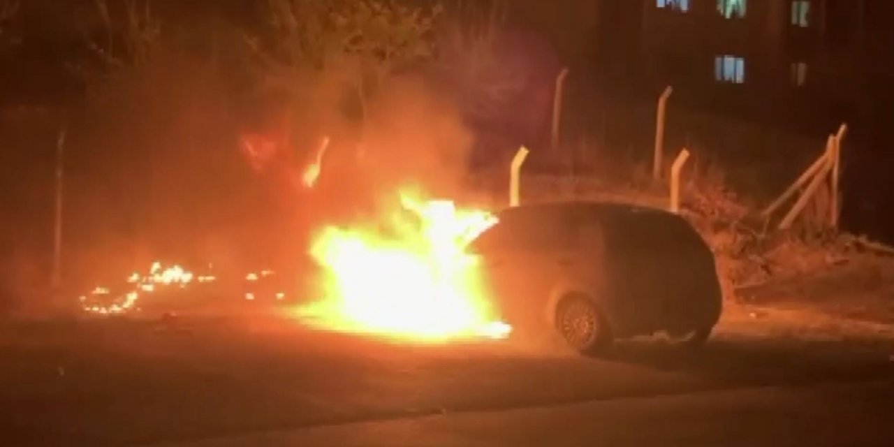 Alev alan otomobildeki patlamalar korkuttu, araç sahipleri göz yaşlarını tutamadı I VİDEO