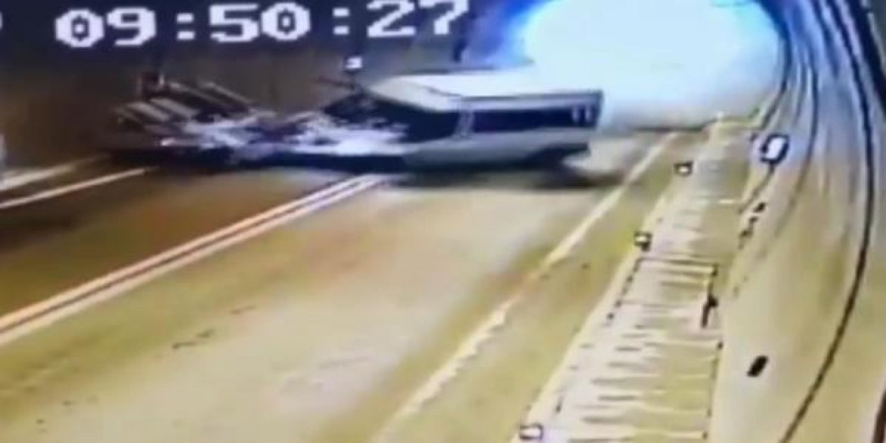 Minibüsün otomobille çarpıştığı kaza anı kamerada: 1 ölü, 4 yaralı I VİDEO