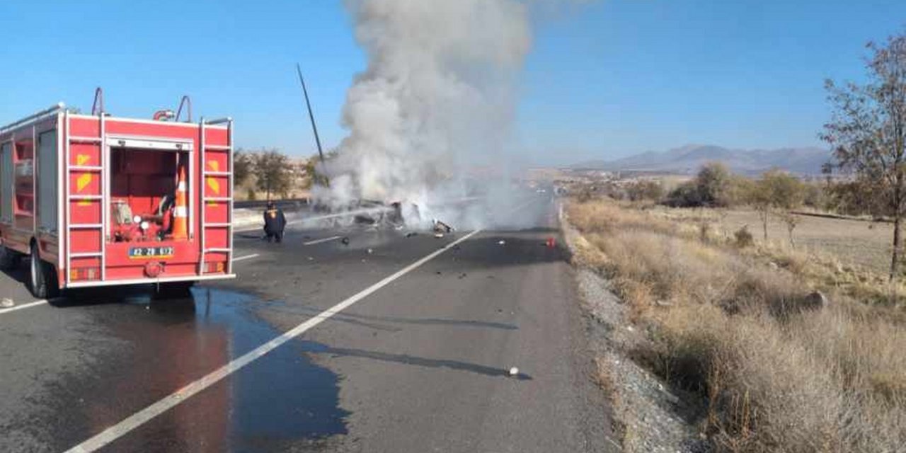 Konya'da kazanın ardından alev alan otomobilin sürücüsü yanmaktan son anda kurtarıldı