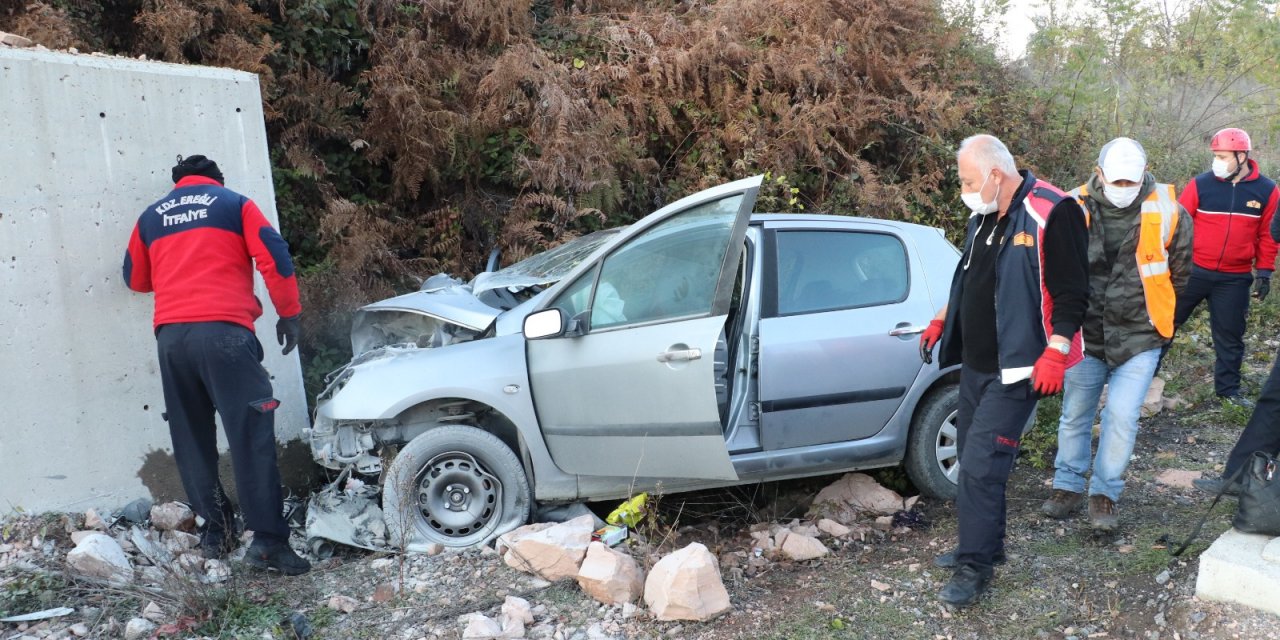 Feci kaza! Otomobil istinat duvarına çarptı, biri bebek 2 kişi öldü