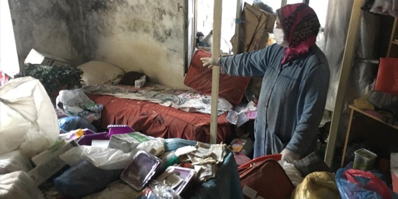 Tek başına çöp evde yaşayan 27 yaşındaki kadın hastaneye kaldırıldı