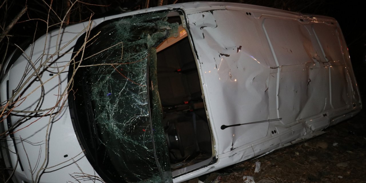 Sığınmacıları taşıyan kamyonet, polisten kaçarken devrildi: 17 yaralı