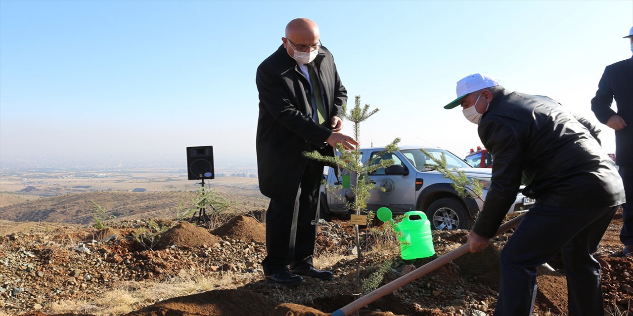 Konya'da öğretmenler için oluşturulan hatıra ormanına ilk fidanlar dikildi