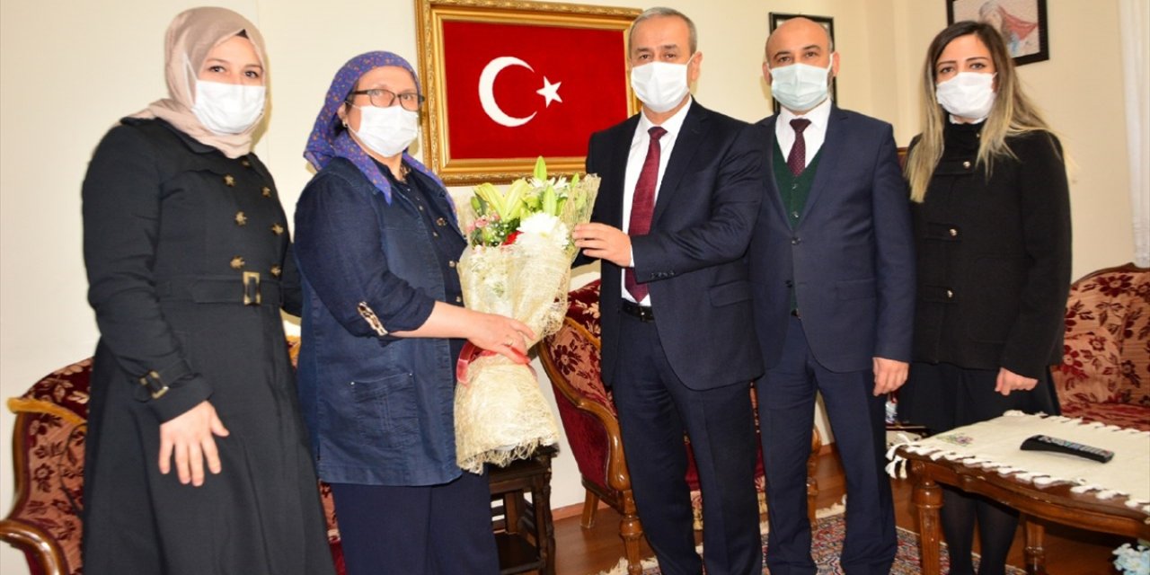 Meslektaşlarından şehit Aybüke öğretmenin annesine ziyaret