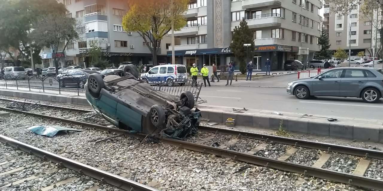 Konya’da otomobil tramvay yoluna devrildi, seferler durdu