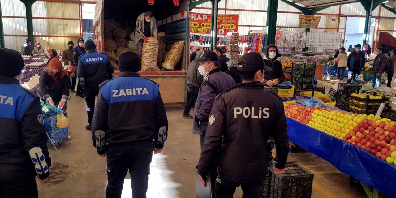 Konya'daki pazar yerlerinde Kovid-19 denetimi