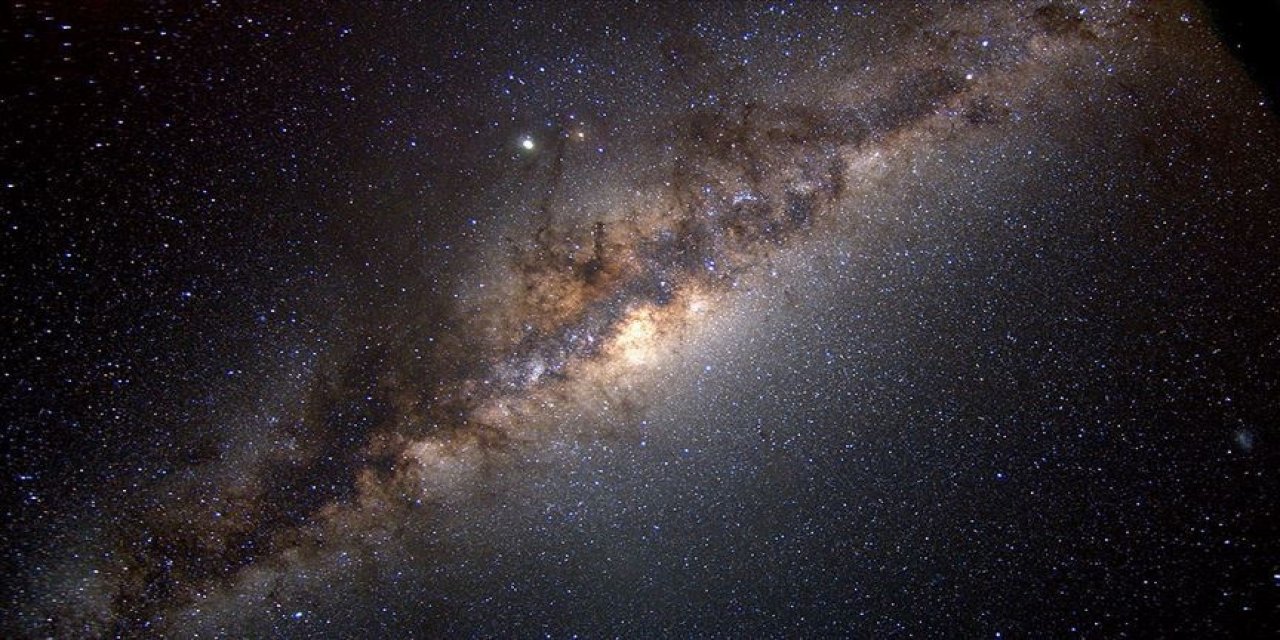 Dünya süper kütleli kara deliğe sanılandan daha yakın
