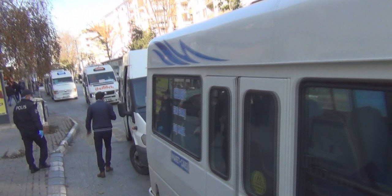 Kovid-19 testi pozitif çıkan minibüs şoförü, direksiyon başında yakalandı