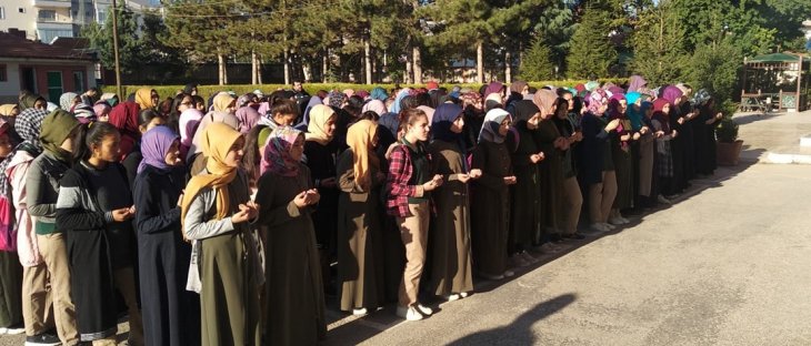 Konya'da lise öğrencileri Mehmetçik için Fetih Suresi okudu