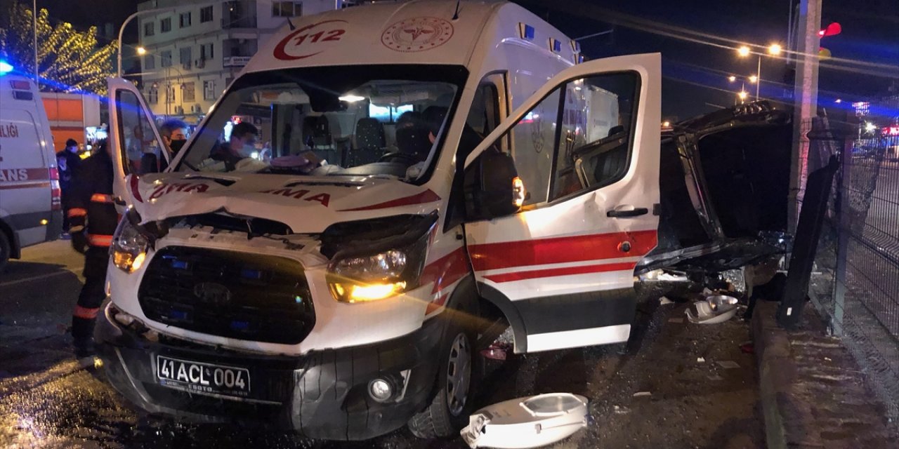 Hasta taşıyan ambulans ile otomobil çarpıştı: 2 yaralı