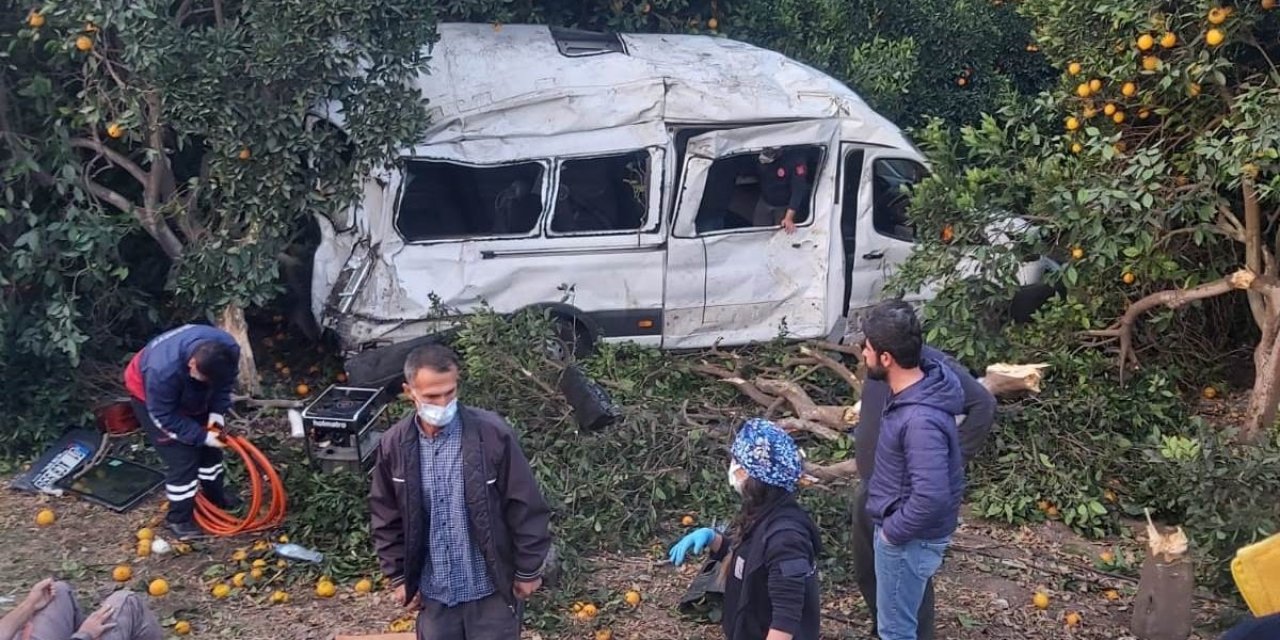 Tarım işçilerini taşıyan minibüs devrildi: 9 yaralı